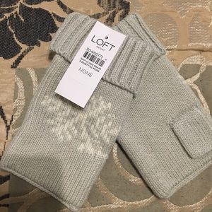NWT!!  Loft Outlet Snowflake Fingerless Gloves